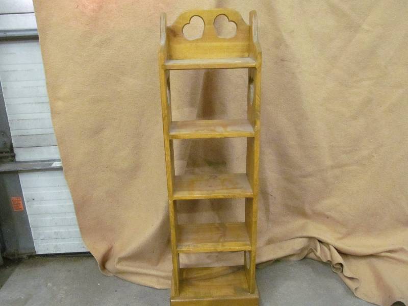 lot 3 image: Shelf