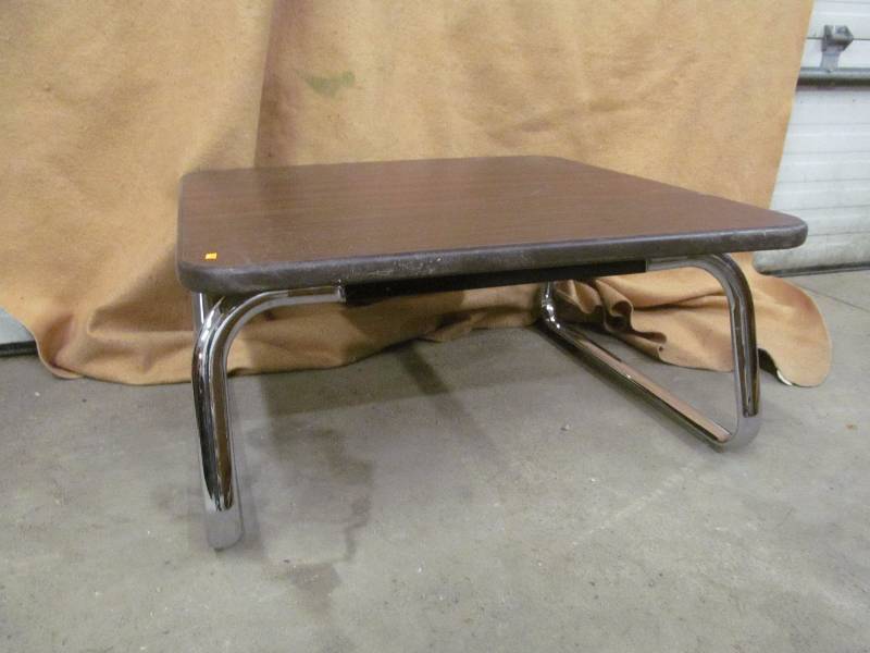 lot 4 image: Table