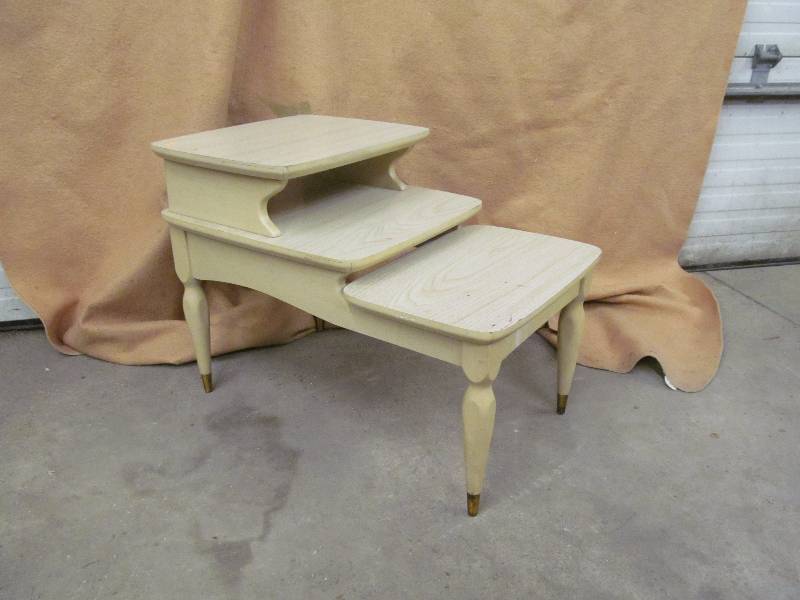 lot 7 image: Vintage End Table