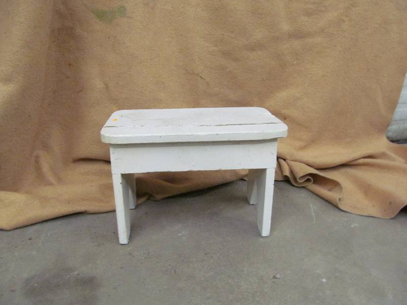 lot 9 image: Vintage Stool