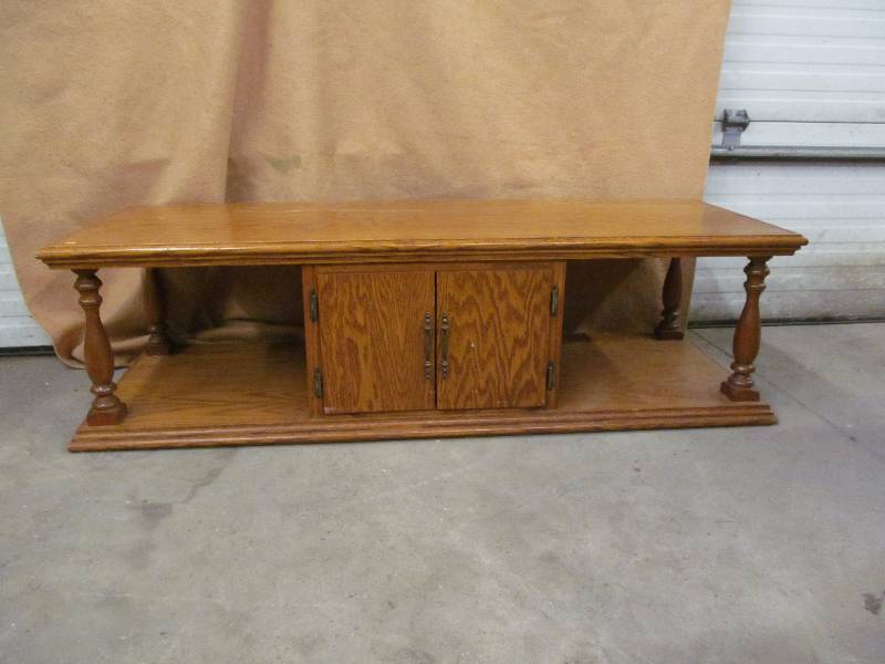 lot 11 image: Sofa Table