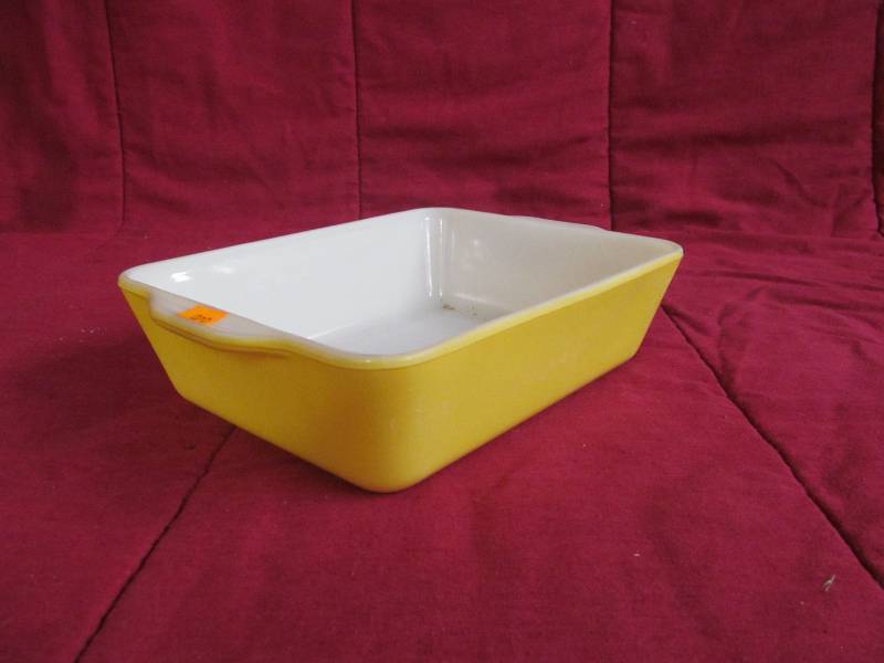 lot 20 image: Pyrex