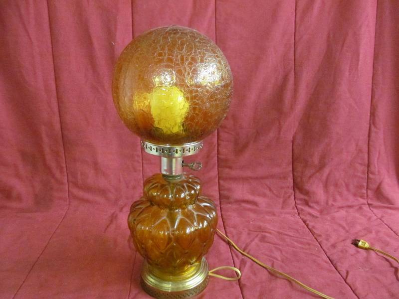 lot 28 image: Lamp