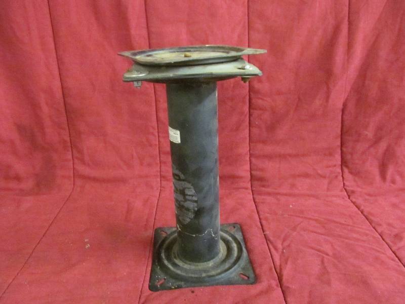 lot 61 image: Boat Seat Pedestal
