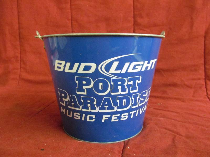 lot 71 image: Bucket