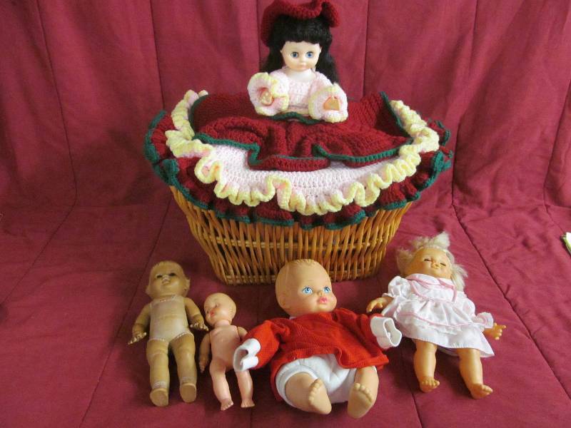 lot 156 image: Vintage dolls