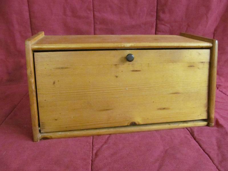 lot 166 image: Vintage Bread Box