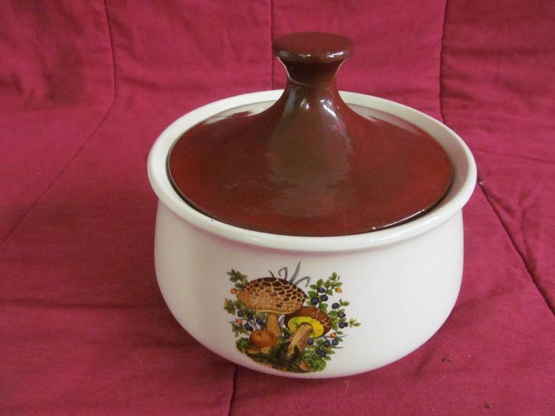 lot 178 image: Bean Crock
