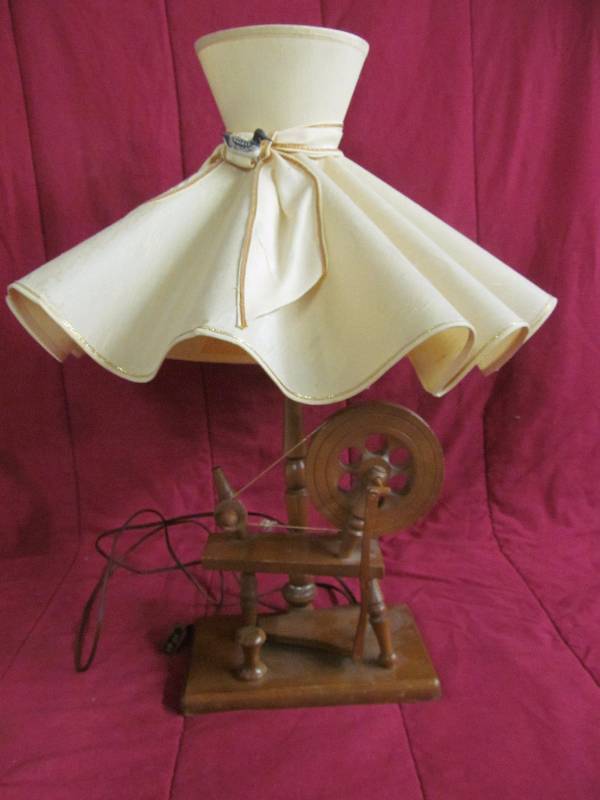 lot 183 image: Lamp