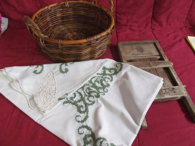 lot 200 image: Household