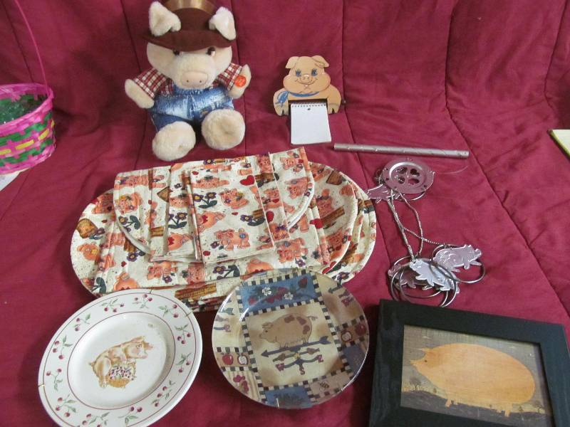 lot 205 image: Pig Items