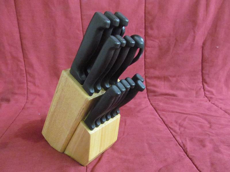 lot 223 image: Knife Set