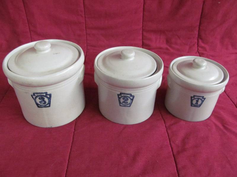 lot 253 image: Canister set
