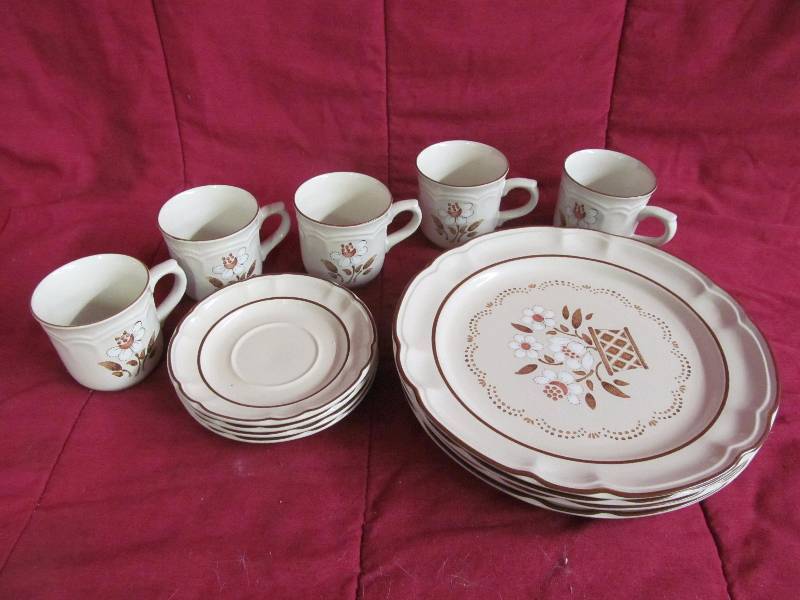lot 254 image: Dish Set