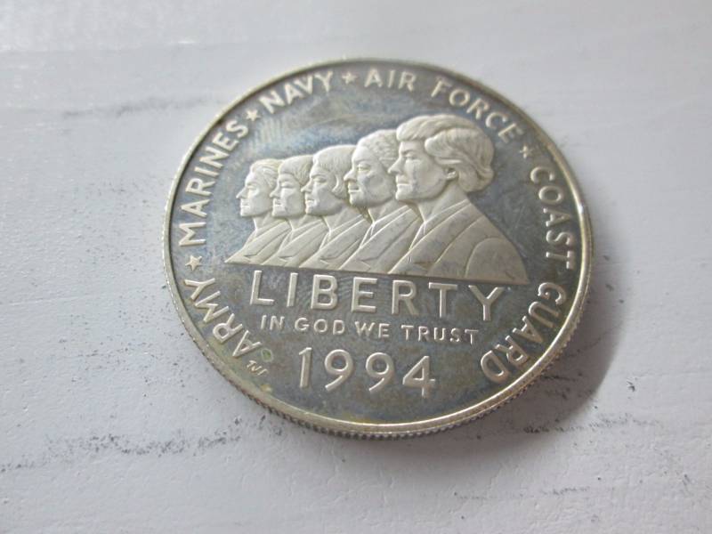 lot 43 image: Women In The Military Coin