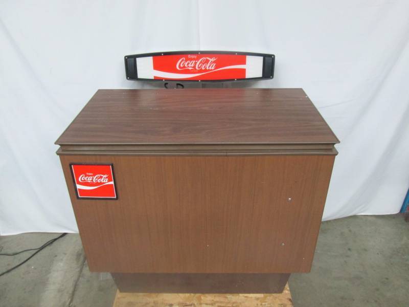 lot 5 image: Coke MachineCooler