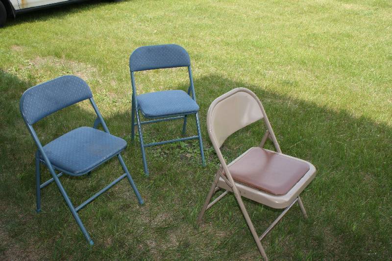 lot 301 image: Lot of (3) Metal Folding Chairs, Brown (1), Blue (2).
