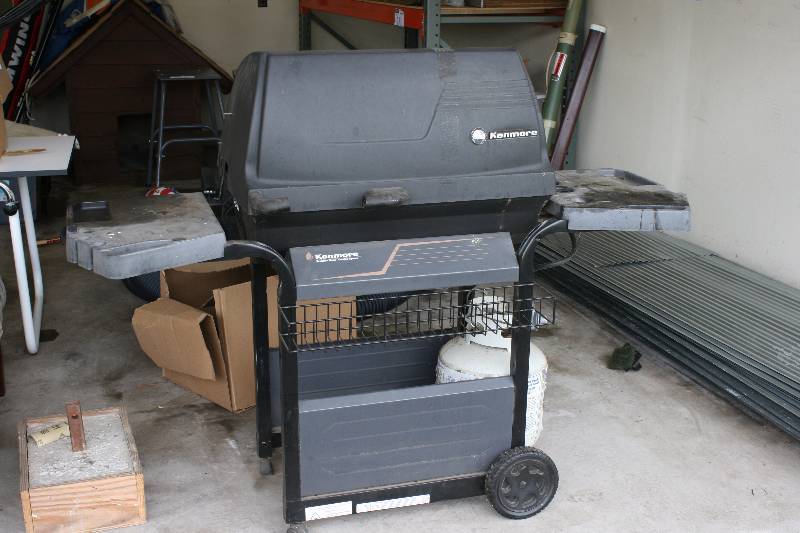 lot 250 image: Kenmore Precision Flame Cooking System Grill wGrates & Propane Tank.