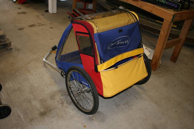 lot 212 image: Skoot Tow-Behind Child Seat wBicycle Hook-Up & Wheels.