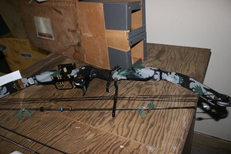 lot 190 image: Composite Hunting Bow wSights 42.