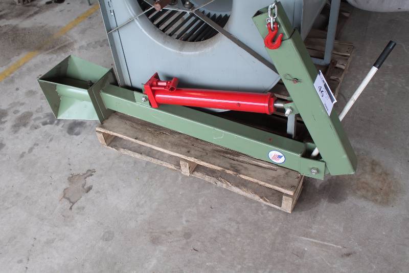 lot 46 image: Engine Lift 3-Ton Long Ram Jack Model LRJ-3A.