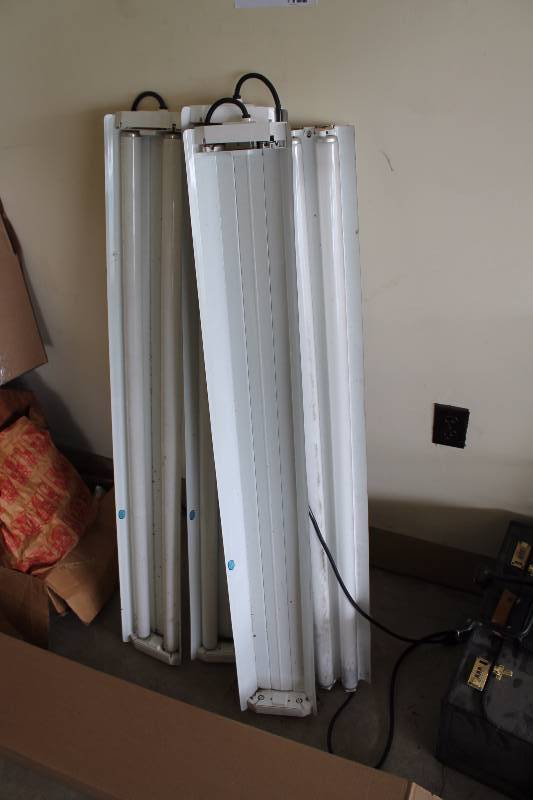 lot 90 image: Lot of (4) Fluorescent Lighting Units wDual Bulbs 52 Lights.