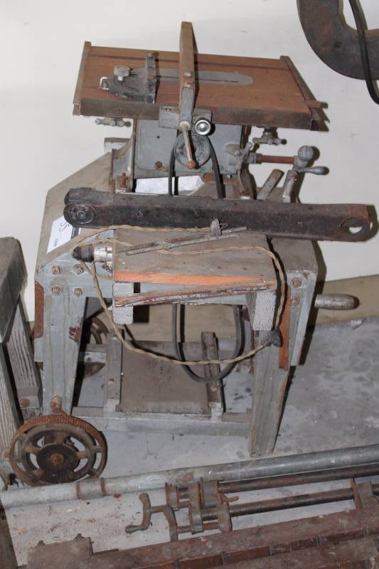 lot 55 image: Delta Saw wMetal Stand & Wheels.
