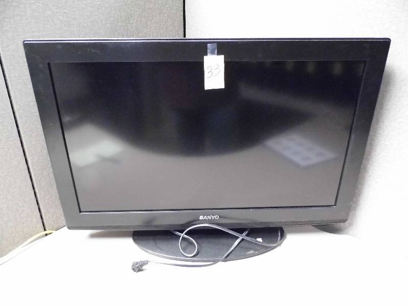 lot 33 image: Sanyo 32 TV with Remote