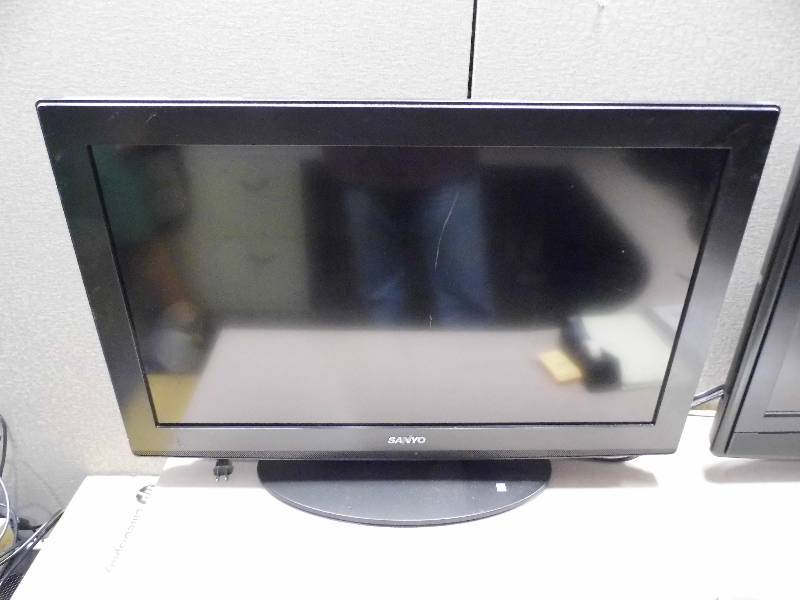 lot 36 image: Sanyo 32 TV with Remote