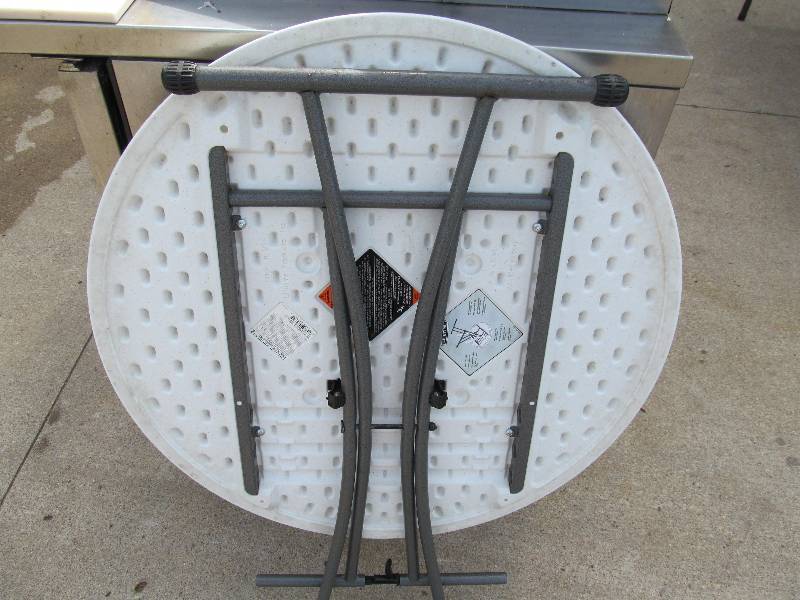 lot 33 image: Folding Caf Table