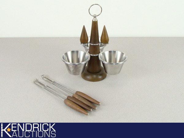 lot 29 image: Vintage WoodMetal Condiment Set