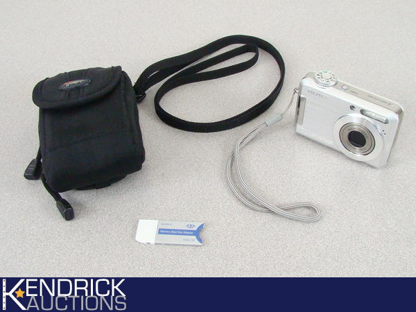 lot 32 image: Working Sony Cybershot Digital Camera with 1gb Memory Stick, and Case