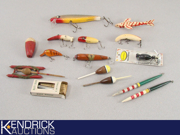 lot 36 image: Lot of 15 Vintage Fishing Lures and Bobbers