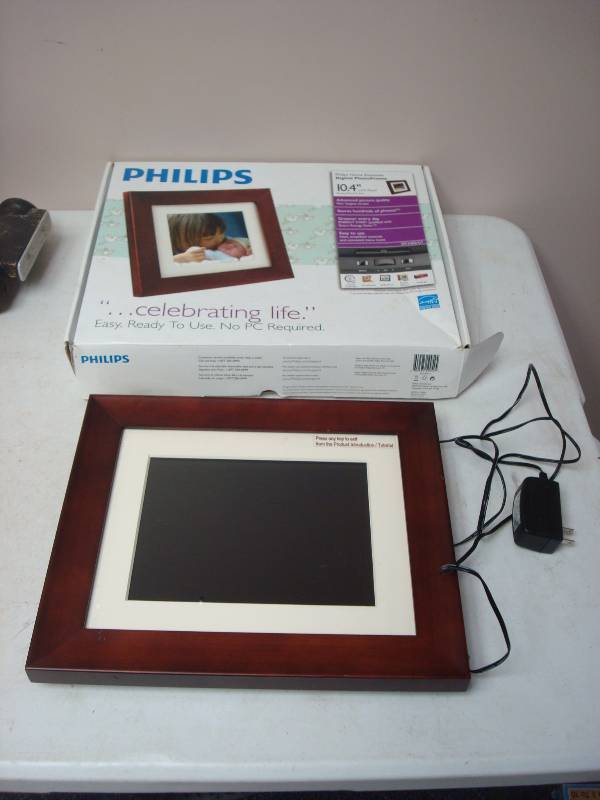 Digital Photo Frame, Works Good, Light Wear To Frame