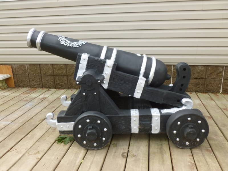 lot 1 image: Huge Yard Cannon