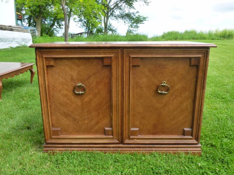 lot 7 image: Vintage Record Cabinet