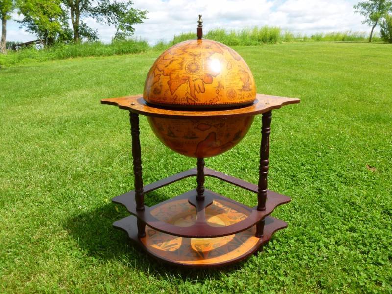 lot 9 image: Globe Liquor Server