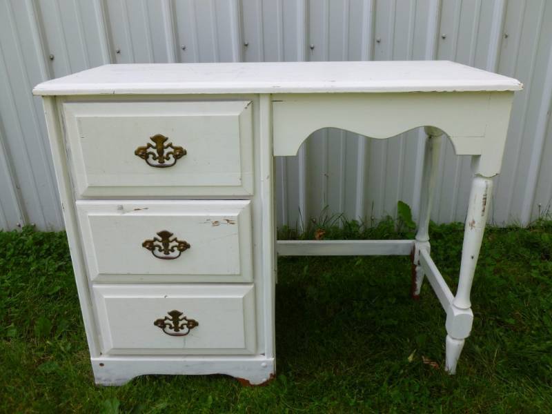 lot 10 image: Knee Hole Desk