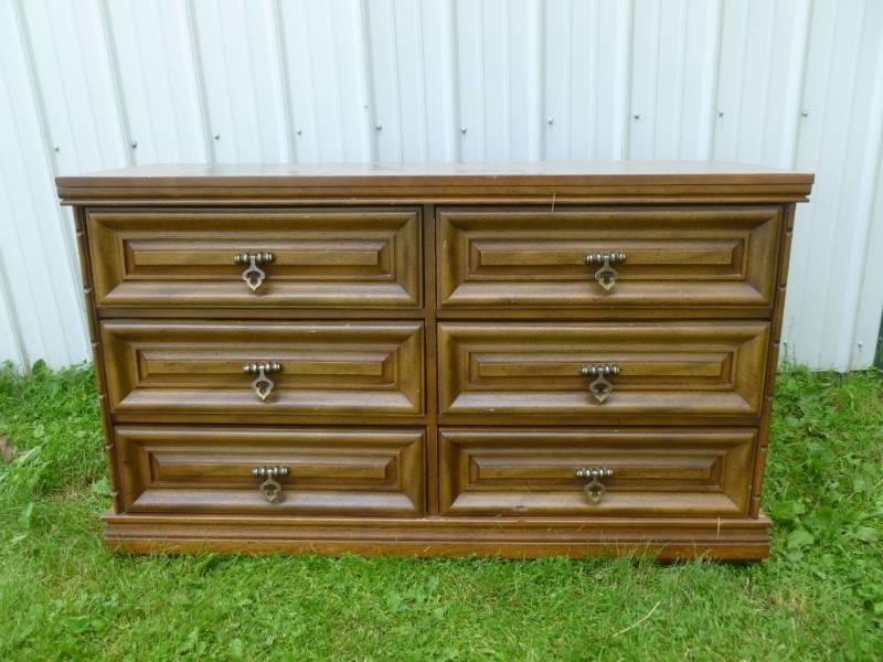 lot 14 image: Wooden Dresser
