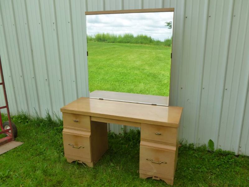 lot 16 image: Vintage Dresser