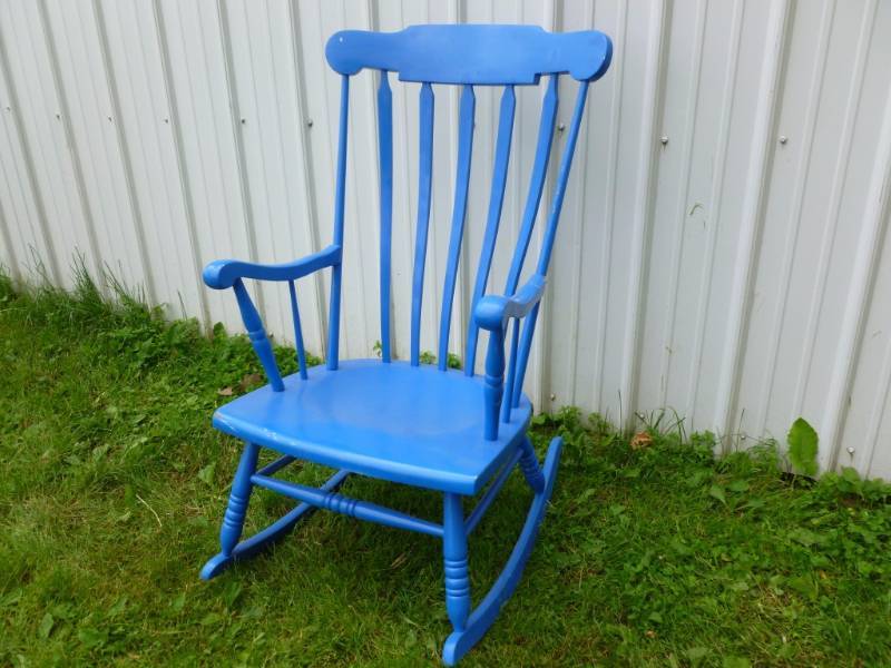 lot 19 image: Painted Rocking Chair