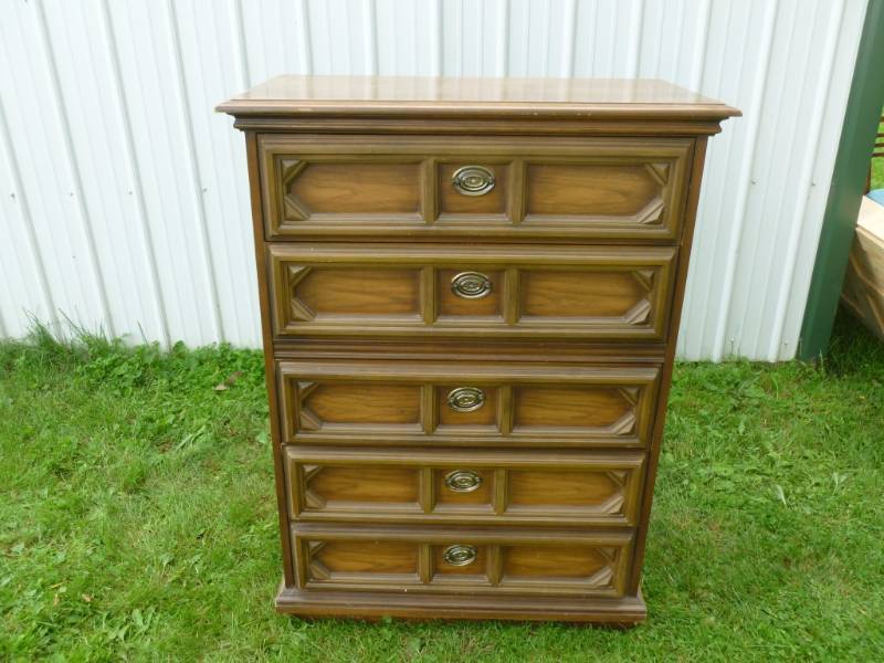 lot 26 image: Vintage Dresser