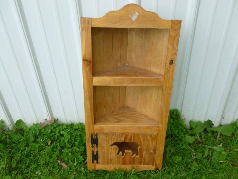 lot 27 image: Northwoods Themed Corner Shelf
