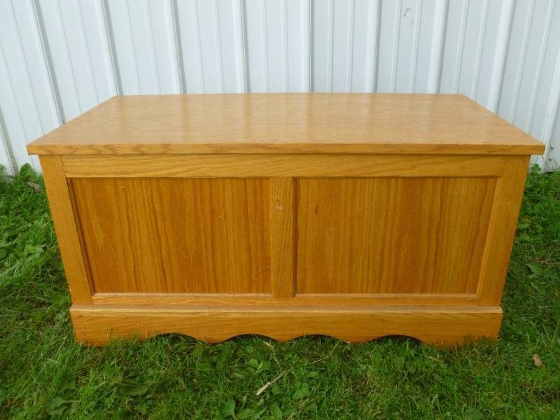 lot 28 image: Large Oak Chest