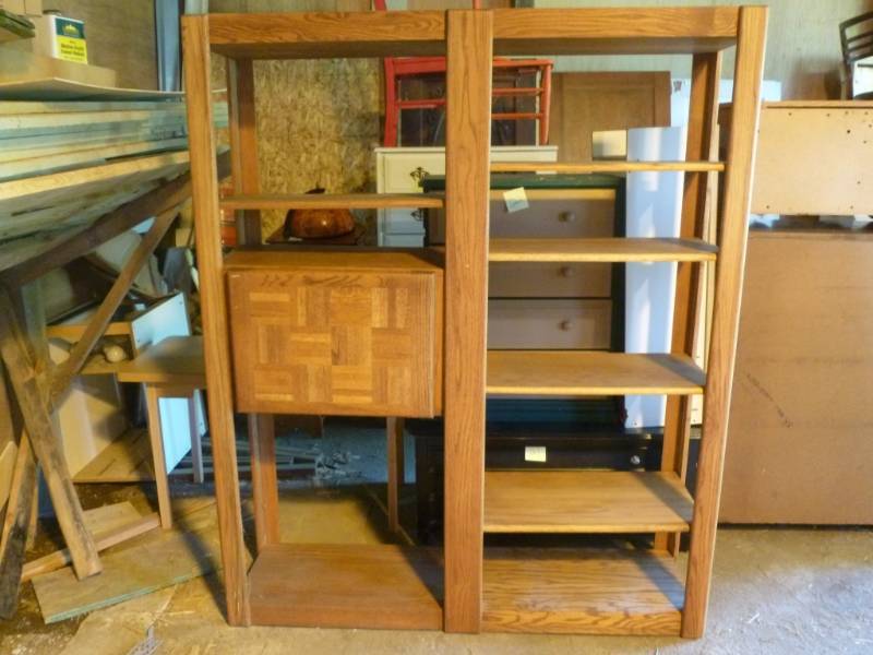 lot 38 image: Oak Book Shelf