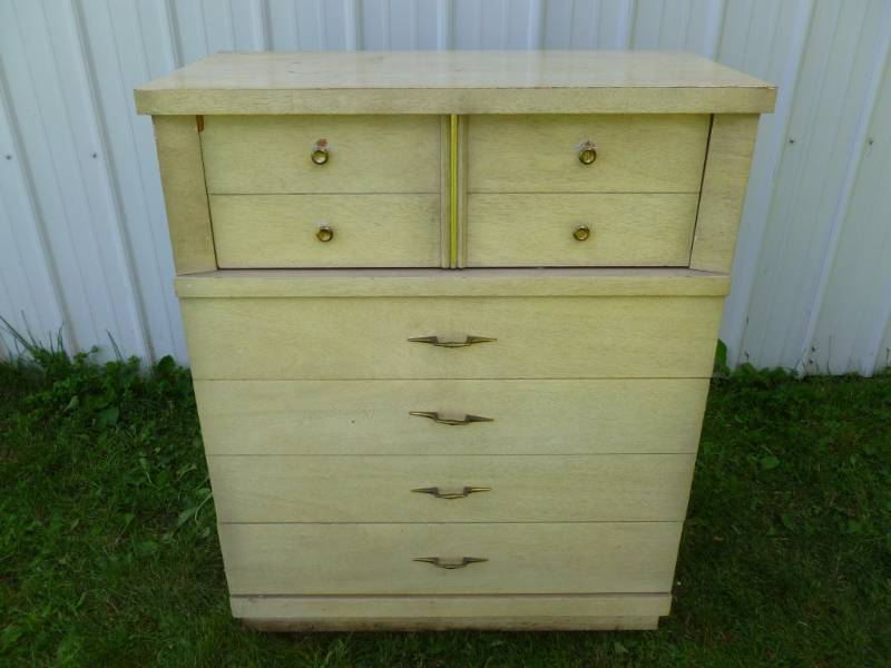 lot 41 image: Vintage Dresser