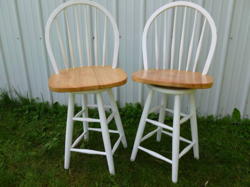 lot 49 image: Bar Stools