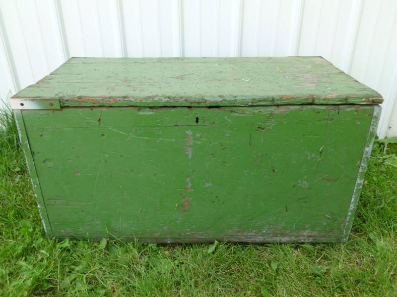 lot 53 image: Vintage 4-H Trunk