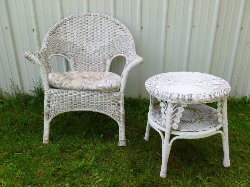 lot 55 image: Painted Wicker Set