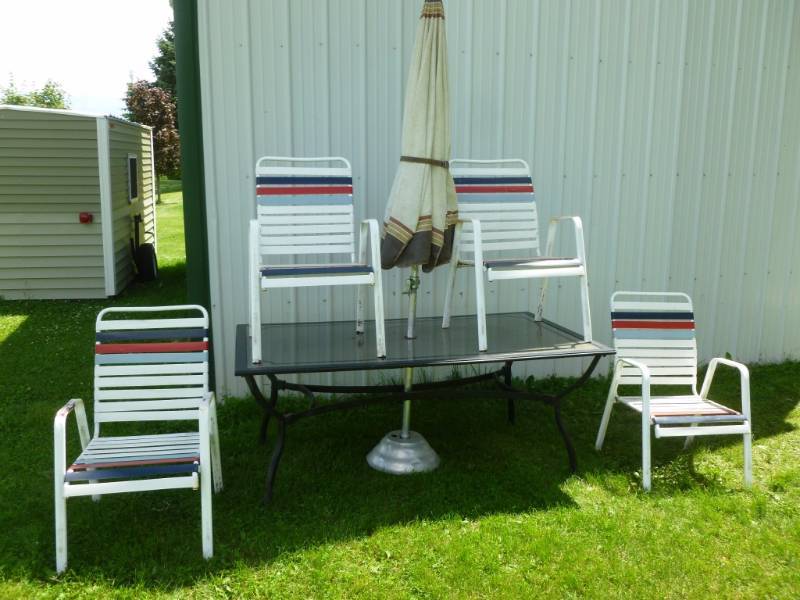 lot 64 image: Patio Set